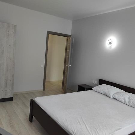 2 Комнатная С Новым Ремонтом, Кондиционером, В Самом Центре Rivne Eksteriør bilde